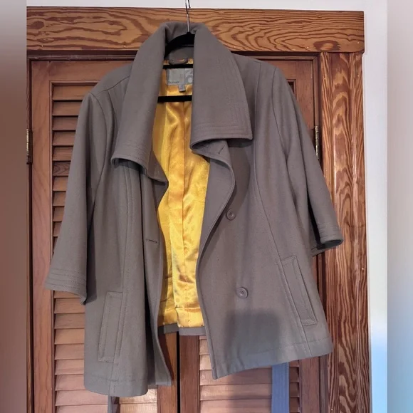 Women's Gray Coat - Picture 2 of 4